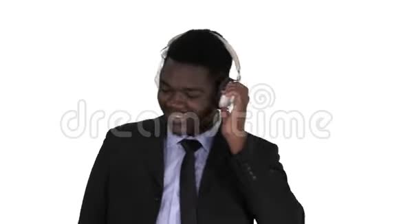 黑人商人用白色背景的耳机跟音乐跳舞视频的预览图