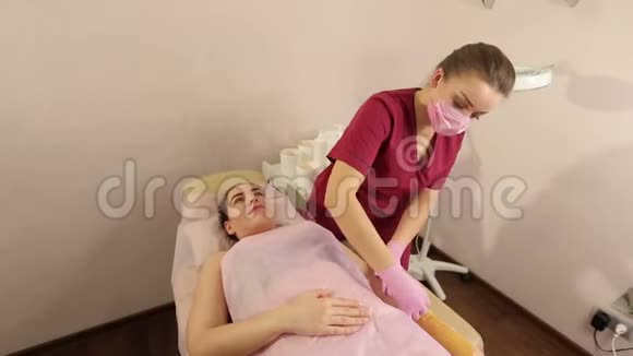 美容师从女人手中取出头发吃糖视频的预览图