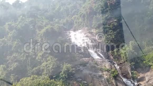从高空俯瞰在越南山脉中流动的巨大瀑布拍摄过程缓慢视频的预览图