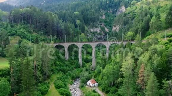 著名的高架桥在瑞士菲利斯村视频的预览图