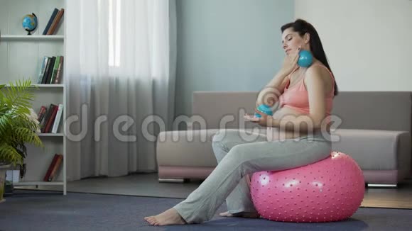 孕妇用特殊健身球按摩身体以获得快感视频的预览图