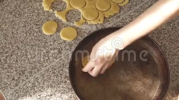 面团饼干放在平底锅里视频的预览图