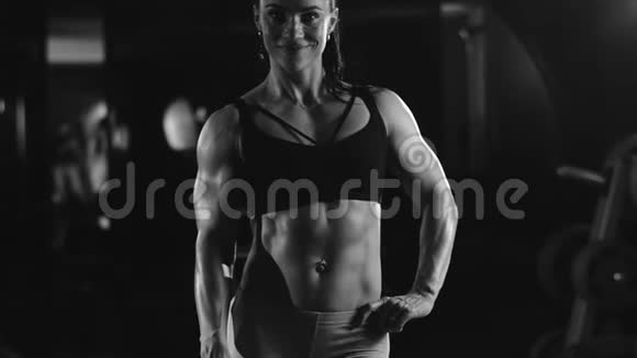 运动肌肉的女人在健身房摆姿势视频的预览图