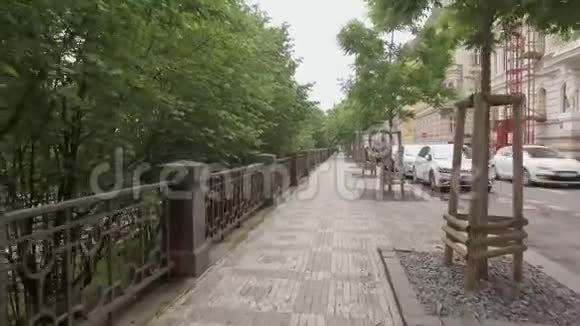 夏季阴天摄像机沿着城市的堤坝移动视频的预览图