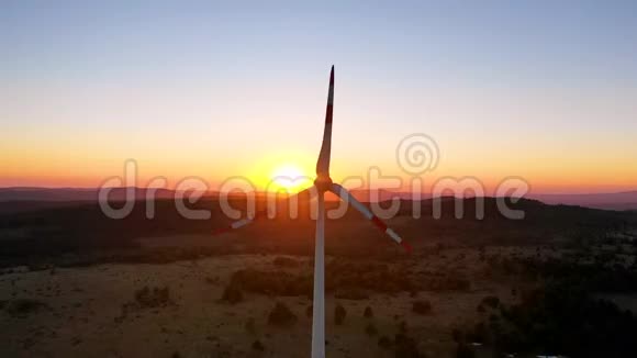 孤独的大风车涡轮在风中和平地旋转视频的预览图