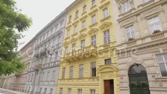 欧洲城市多色传统经典建筑立面视频的预览图