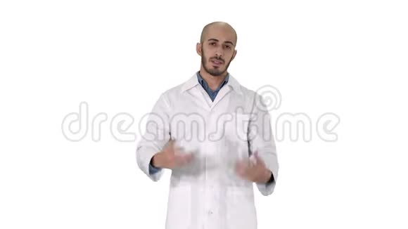 阿拉伯医生在白色背景下与摄像机交谈视频的预览图
