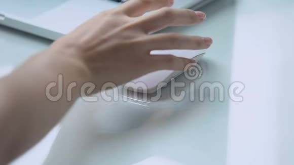 手使用无线鼠标和笔记本电脑个人电脑用于办公室工作视频的预览图