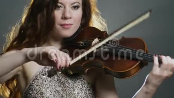 现场音乐把乐器串成爱乐的小提琴手视频的预览图