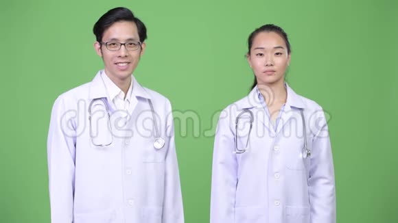 年轻的亚洲夫妇的医生一起竖起大拇指视频的预览图