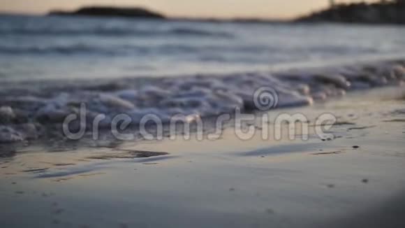 双脚在海面上的沙子上留下痕迹视频的预览图