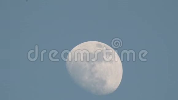 蓝天背景的月亮和云彩视频的预览图