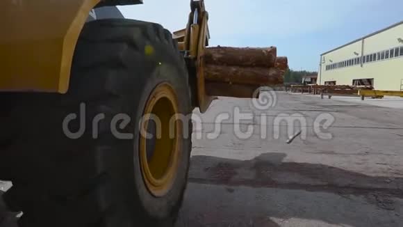 一辆推土机的轮子关闭了运送原木的推土机视频的预览图