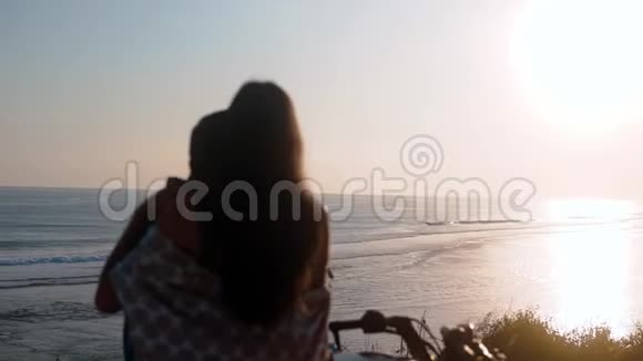 海滩上的情侣剪影梦幻度假视频的预览图