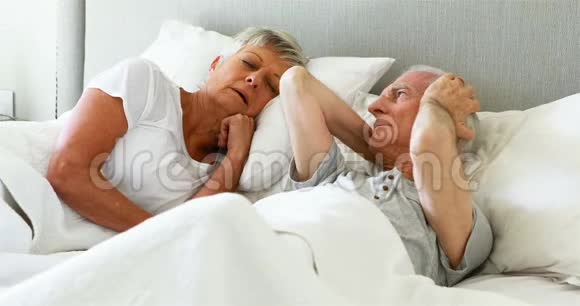 老人捂着耳朵女人在卧室打鼾视频的预览图