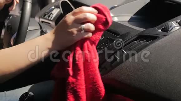 慢动作视频年轻女人用布清洁她的车司机用超细纤维抛光塑料视频的预览图