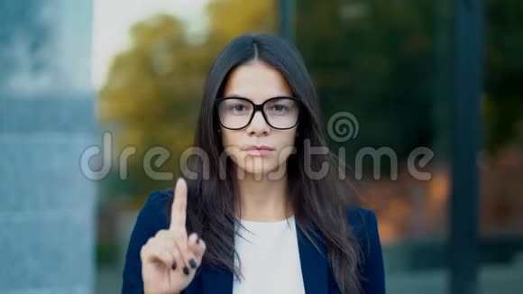 商务女性不赞成用无手势做否定手指手势否认拒绝不同意肖像视频的预览图