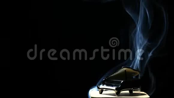 黑色钢琴烟雾暗背景无人高清镜头视频的预览图