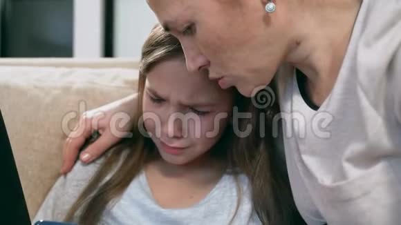 妈妈抚慰了女儿女孩在哭视频的预览图