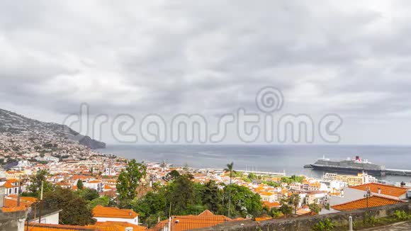 从葡萄牙Funchal港出发的游轮视频的预览图