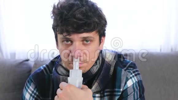 病人通过鼻吸器喷嘴吸入鼻子特写面部正面视图使用雾化器和吸入器视频的预览图
