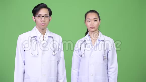 年轻的亚洲夫妇的医生会做出不同的决定视频的预览图