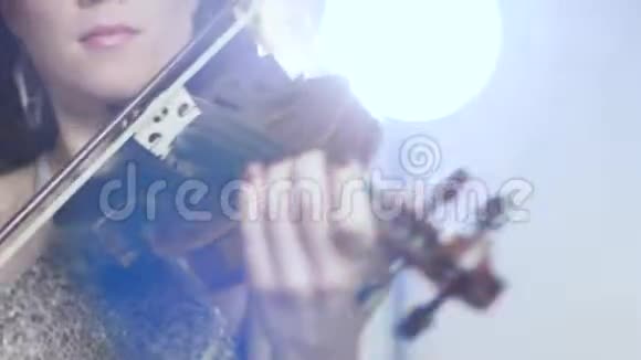 小提琴手在爱乐演奏乐器时的肖像视频的预览图