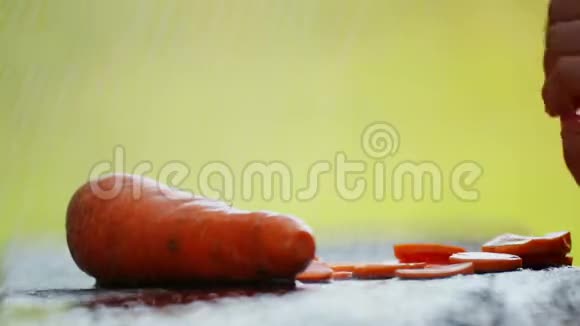雨中桌子上有胡萝卜的构图视频的预览图