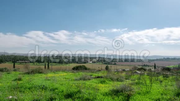 以色列的风景随着时间的推移云层在绿色的田野上移动视频的预览图