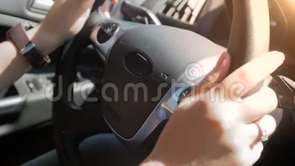 在阳光明媚的日子里女司机握着方向盘开着一辆车视频的预览图