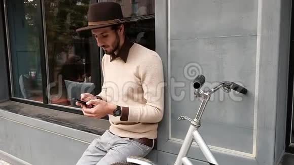 在智能手机上为穿休闲服装的年轻人提供自行车上网服务视频的预览图