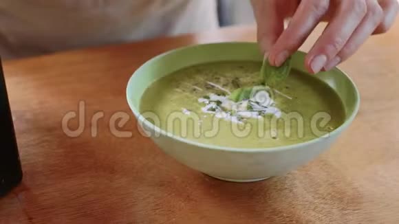在餐厅的青菜汤中加入香草和橄榄油视频的预览图