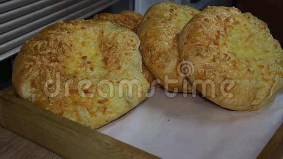 面包制品女性手公开新鲜糕点视频的预览图
