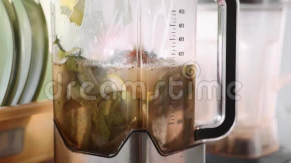 菠菜汤泥混合在搅拌机特写视频的预览图