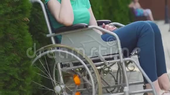 坐轮椅的漂亮女孩在电话里讲话视频的预览图