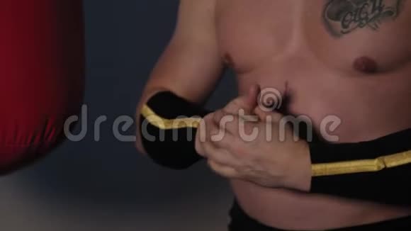 男拳击手在训练前弯曲手臂视频的预览图