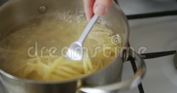 意大利面是用开水煮的视频的预览图