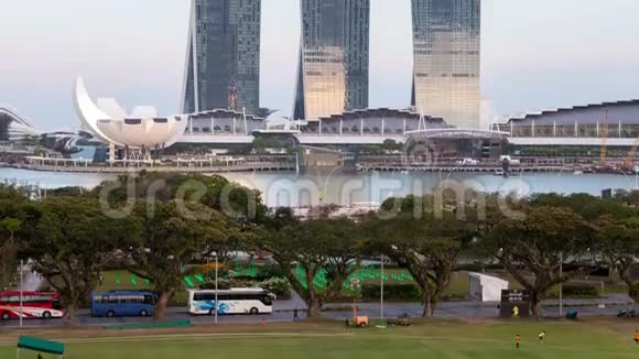新加坡从白天到晚上码头湾金沙时间流逝视频的预览图