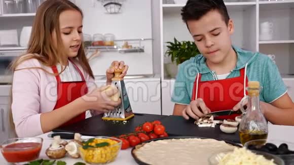 青少年在家厨房做披萨视频的预览图