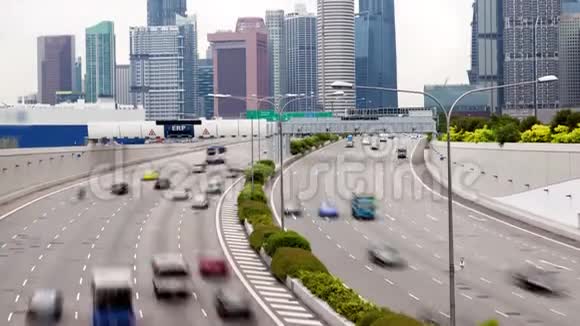 新加坡多车道道路交通延时平底锅视频的预览图