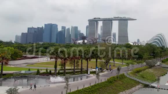 新加坡城市景观在多云天气时间流逝视频的预览图