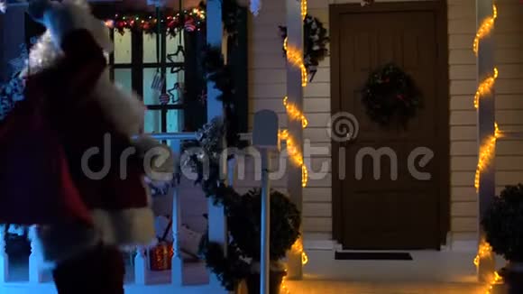 圣诞老人走进房子视频的预览图
