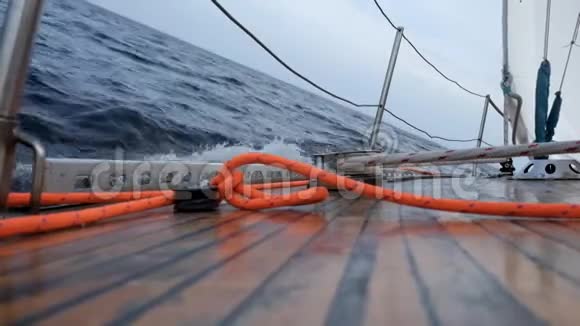 帆船在欧赛或海上航行视频的预览图