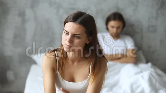 不幸的一对夫妇分开坐在床上女人在冲突后担心视频的预览图