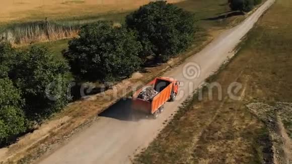 卡车的鸟瞰图一辆卡车载着建筑碎石和沙子沿着一个国家行驶视频的预览图