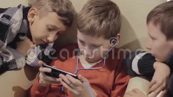 男孩的友谊技术和理念男性朋友与智能手机视频的预览图