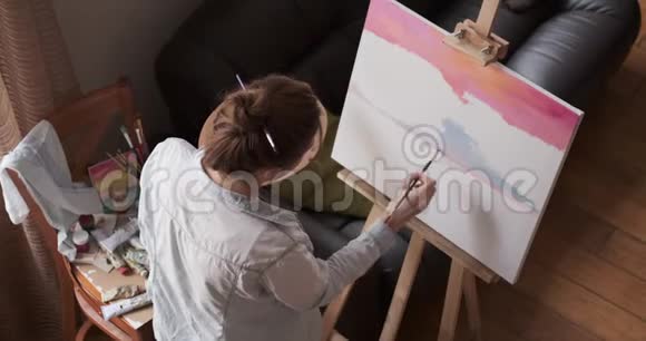 女画使用水彩颜料视频的预览图