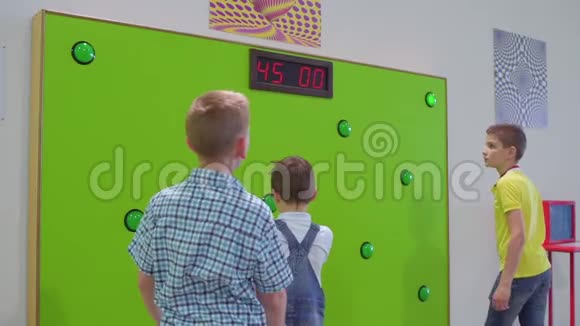 三个男孩在科学博物馆玩反应速度游戏视频的预览图