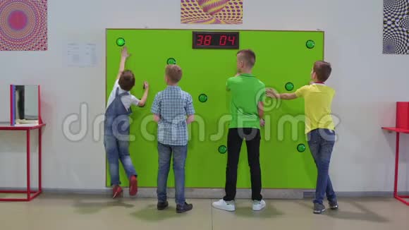 4个男孩在科学博物馆检查他们的速度反应视频的预览图