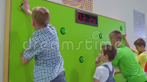 一群孩子在科学博物馆里玩反应速度游戏视频的预览图